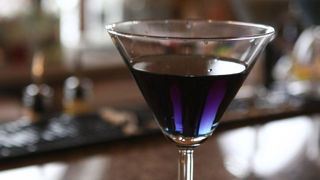 FOTO** Poli va avea propriul cocktail: "Flacăra violet"! :)