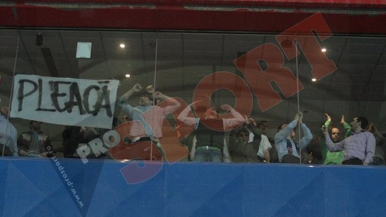 VIDEO "Interzișii" de la fotolii l-au ironizat pe Stoichiță,** asemuindu-l cu "bomba sexi"!