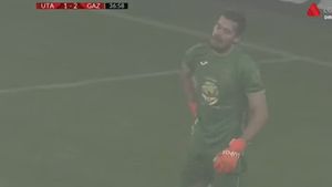 Alexandru Buzbuchi, portarul lui Gaz Metan Mediaș, gafă incredibilă în meciul cu UTA Arad! Nici condițiile meteo nu l-au ajutat | VIDEO