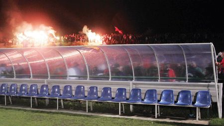 Unu'' stă pe bancă!