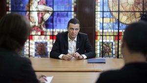 VIDEO | Primul interviu al premierului Grindeanu despre sport. Cui i se vor face noi baze de pregătire, cum va fi ținută în frâu corupția, ce spune despre cazul Steaua - FCSB, o invitație pentru Hagi, de ce sunt Balaci și Zidane cei mai mari și o mărturisire: "Nu mă uit la fotbalul românesc. Mă enervează"