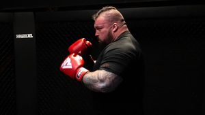 Avea 170 de kilograme şi o dietă de 12.000 de calorii pe zi. A slăbit 45 de kilograme şi s-a transformat într-un pachet de muşchi