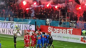 S-au încăierat fotbaliștii la derby-ul Dinamo - FCSB: spiritele s-au încins puternic și pe Arena Națională a fost la un pas să izbucnească o bătaie generală. FOTO