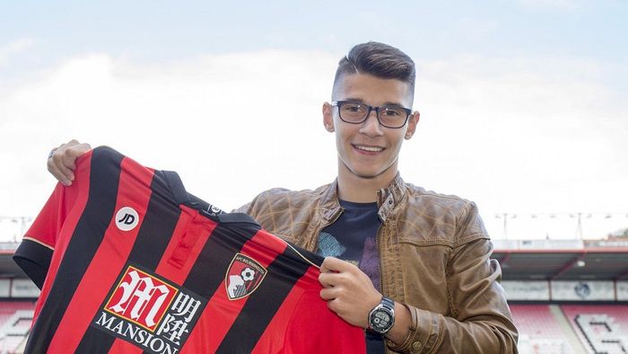 România va avea un nou fotbalist în Premier League, la doar 20 de ani. INTERVIU | Alex Dobre l-a uimit pe Eddie Howe la Bournemouth și e gata să debuteze: "Mă antrenez de două ori pe zi ca să fiu peste ei, nu la fel ca ei"