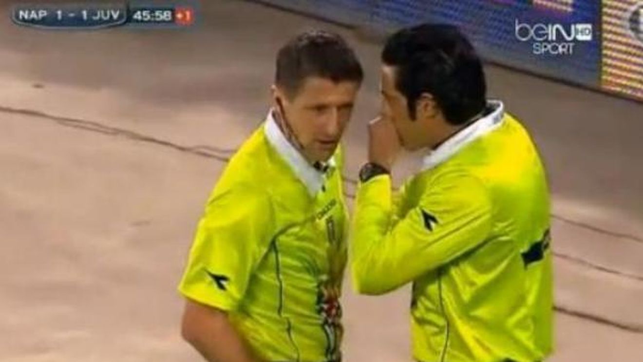 Nu și tu, Cavani!** Vedeta lui Napoli l-a făcut groggy pe Chiellini după o lovitură cruntă. VIDEO Arbitrul a văzut, decizia este însă scandaloasă. Ce a dictat