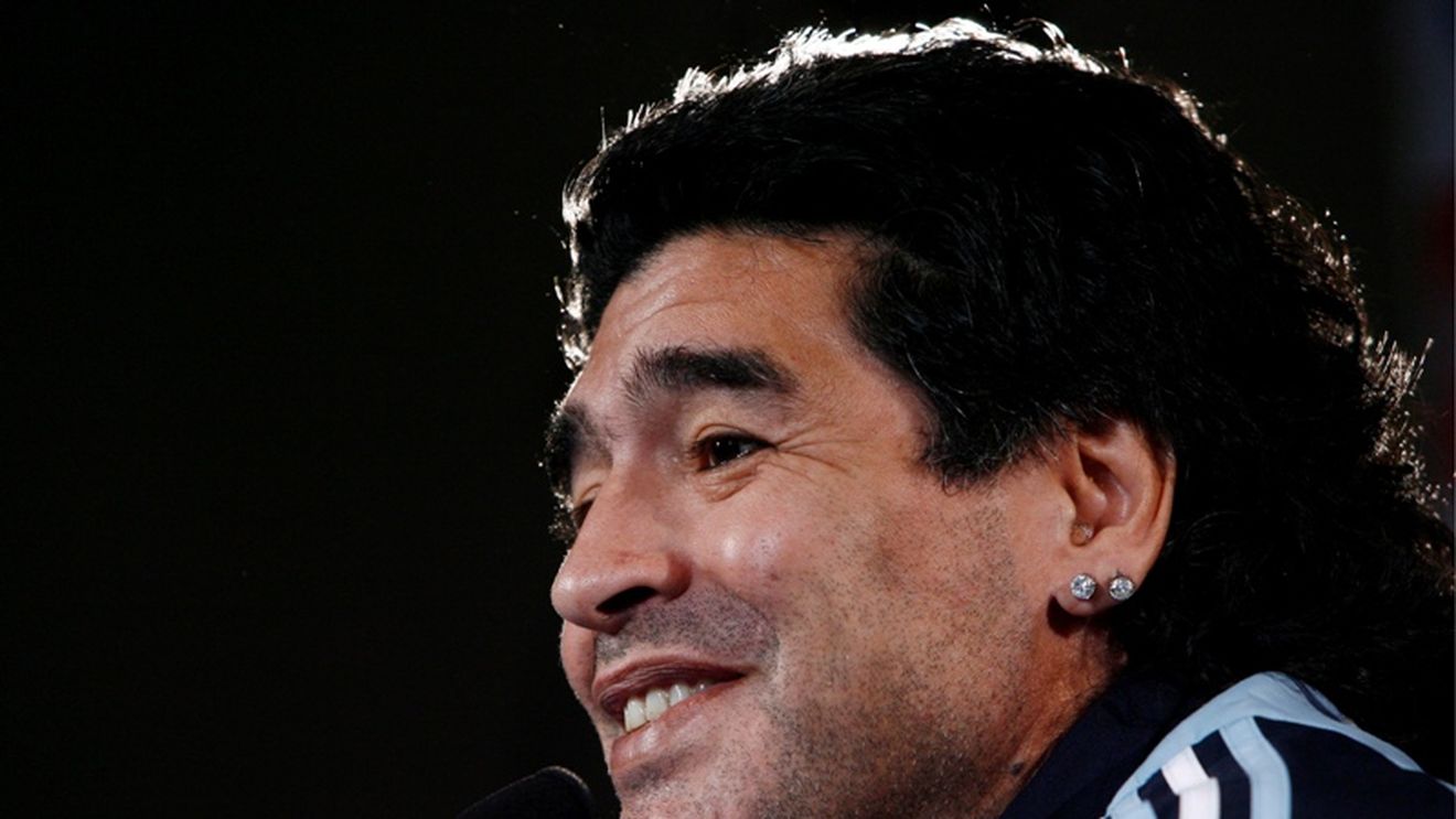 Cerceii lui Maradona, vânduți cu 25.000 de euro!** Vezi cine i-a luat