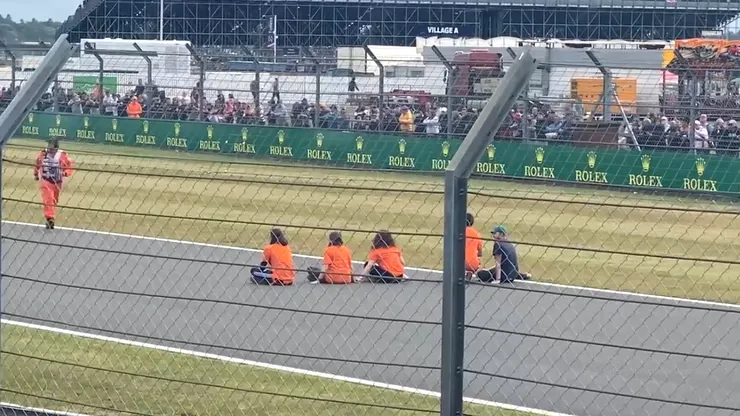 Protest inconștient în timpul cursei de Formula 1! 7 oameni s-au așezat pe pistă în timp ce monoposturile rulau cu sute de kilometri la oră | VIDEO