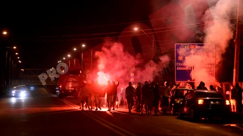 FOTO EXCLUSIV Fanii Rapidului au creat o atmosferă incredibilă la întoarcerea echipei de la Giurgiu