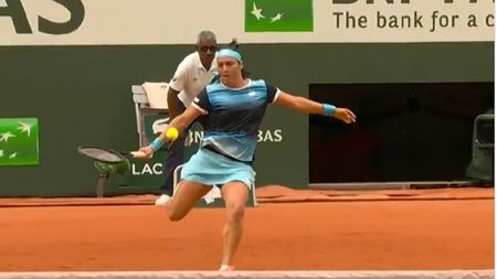 Surpriză uriașă încă din prima zi la Roland Garros! Ons Jabeur, „coșmarul" Simonei Halep, a pierdut dramatic și a cedat nervos | VIDEO