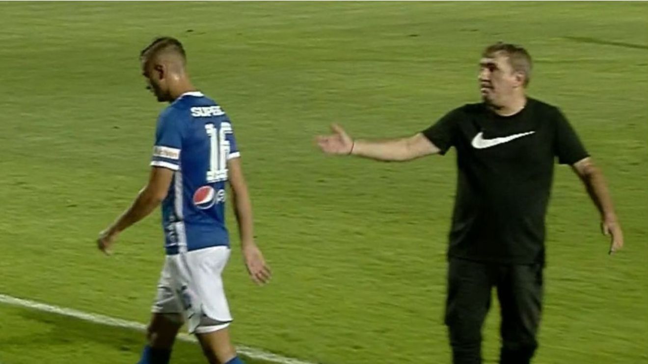 Scandal monstru la Farul: Gică Hagi a turbat de furie după ce Dragoș Nedelcu a ieșit nemulțumit că a fost schimbat! Reacția „Regelui” e de o duritate fără precedent