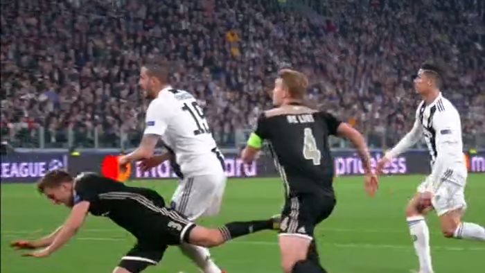 Gol stupid încasat de Ajax! Și-a "faultat" propriul coleg, iar Cristiano Ronaldo nu a iertat din câțiva metri | VIDEO