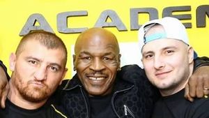Cum a reacționat Iron Mike atunci când a văzut tatuajul unui "greu" din România. Tyson, față-n față cu Moroșanu și Cătinaș la Academia Superkombat 