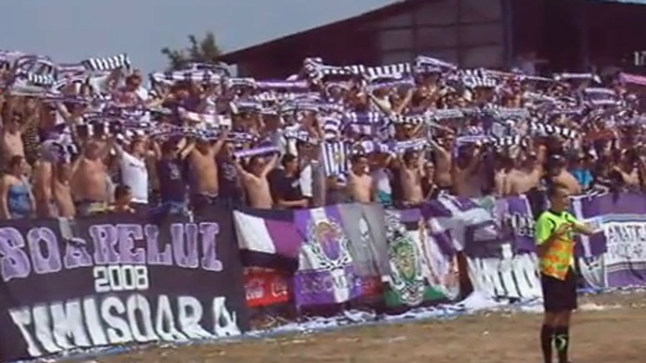 VIDEO: Cum scapă ultrașii de caniculă? Show în Liga a IV-a din Timiș! Imagini spectaculoase