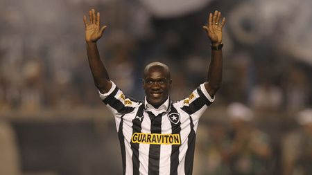 VIDEO Brazilienii aveau impresia că le-au inventat pe toate, până la Seedorf!** Olandezul le-a arătat un dribling de notat în manual: nici nu a atins balonul