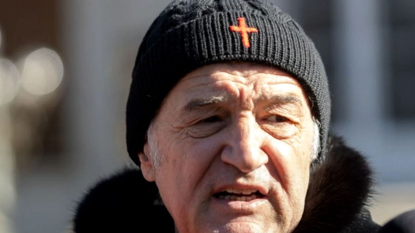 Cât costă acum un fes călugăresc în stilul lui Gigi Becali! Milionarul plătește 1.000 de euro pe căciula lui, dar există și varianta mai ieftină pentru cei cu venituri normale