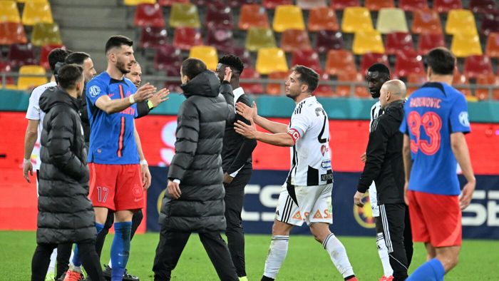 Ce n-ai văzut la TV în FCSB - U Cluj 1-0. Gestul făcut de suporterii roș-albaștri față de Alex Chipciu și reacția căpitanului de la final. Vedeta oaspeților s-a întors din drum. SPECIAL