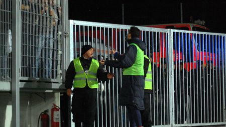 FOTO** Meciul cu Petrolul a mai făcut o "victimă" printre steliști! Imaginile care n-au fost surprinse de camerele video