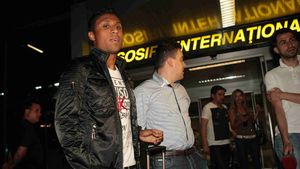 FOTO Tatu a sosit în România!** Vezi primele poze cu noul golgeter al Stelei