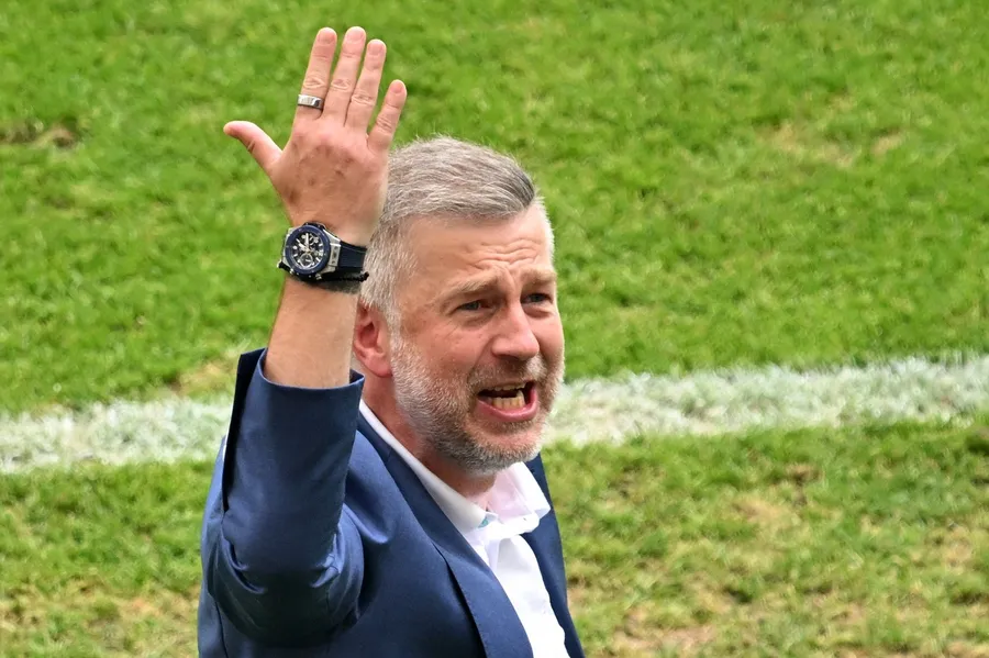 Edi Iordănescu s-a năpustit asupra celor care au acuzat România că va face blat cu Slovacia! A ieşit la atac în limba engleză Shame!