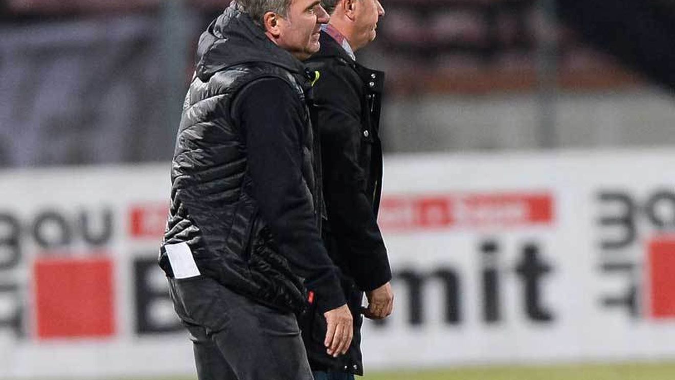 Rednic, ironie fină, după atacul frontal al lui Hagi: "S-a supărat și Gică?! Am auzit ceva că el combină foarte bine. De vreo trei ani tot combină". "Regele" a acuzat primul: "Păi ce să fac, Rednic, dacă eu joc fotbal?"