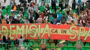 FOTO** Fanii Vasluiului au venit cu batistele albe la stadion: "Demisia ca în Spania"! VEZI cum a fost ironizat Lopez Caro!