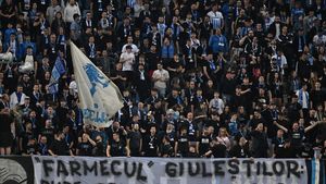 Ce riscă Universitatea Craiova, după mesajele afişate de fanii săi la meciul cu Rapid
