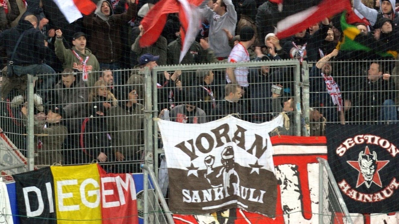 DRAMĂ‚!** Un fan al lui Standard Liege a decedat după ce a căzut din tribună