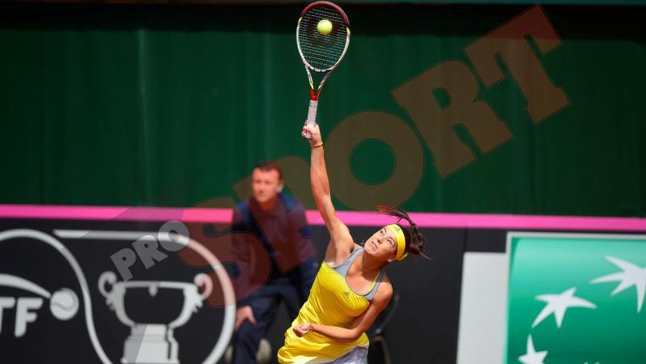 Sorana Cîrstea, breakdance în fața Anei Ivanovic, în deschiderea barajului România - Serbia din Fed Cup. Românca a făcut șapte break-uri