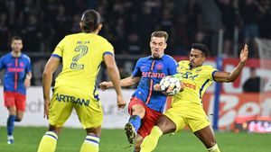 Fotbalistul care și-a falsificat vârsta cu patru ani rămâne în Superliga României pentru încă un sezon