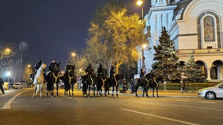 Mobilizare impresionantă a forțelor de ordine înainte de Dinamo - UTA! Fanii arădenilor au făcut joncțiunea cu „frații” de la CSA Steaua și au pornit spre „Arcul de Triumf”