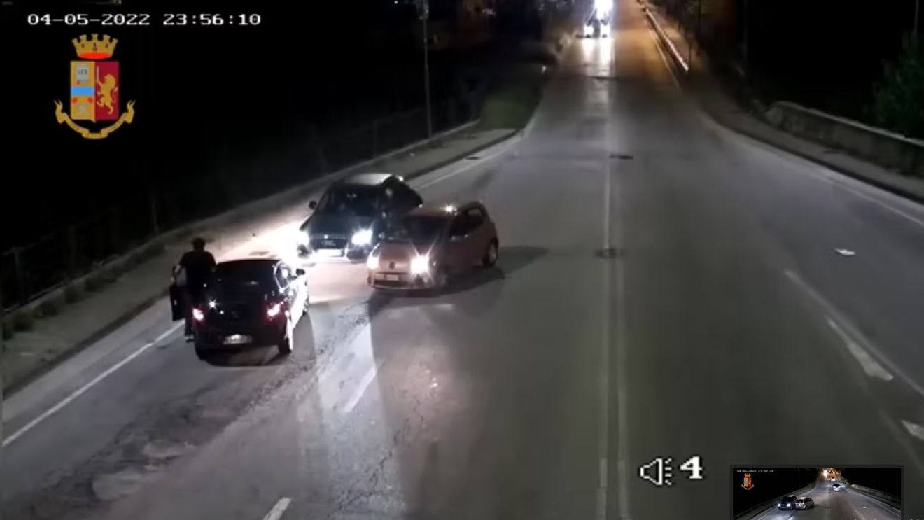 Jucător român, atacat de ultrași în mijlocul străzii după ce echipa lui a ratat promovarea în Serie B! Camerele de supraveghere au surprins tot incidentul | VIDEO