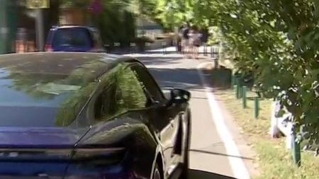 Simona Halep, apariție de senzație în București! Și-a impresionat fanii cu o bijuterie de lux: un Porsche electric de peste 150 de mii de euro! FOTO