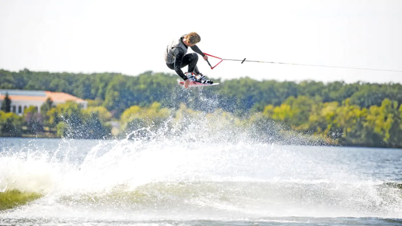 Delfini pe Snagov! Un super reportaj despre wakeboarding, un sport extrem care și-a făcut apariția și în România!** Cât te costă și ce trebuie să faci ca să-l practici