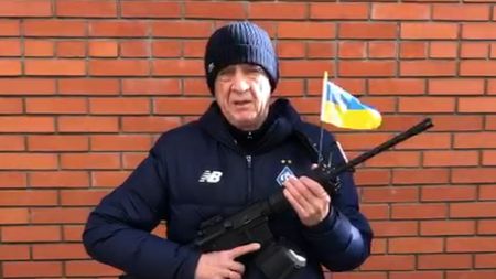 Un fost mare fotbalist al lui Dinamo Kiev, gest impresionant! Cine e starul care apără Ucraina în război, la 63 de ani: „Rusia, ai ajuns în iad!” | VIDEO