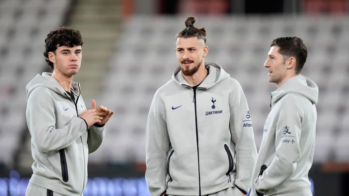 FC Barcelona e salvarea lui Radu Drăgușin. Catalanii vor să facă transferul verii de la Tottenham și să-l cumpere pe Van De Ven