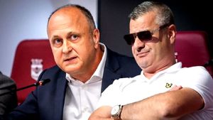 Încă o colaborare româno-italiană, după ce Dan Șucu a preluat-o pe Genoa! CFR Cluj își lărgește orizonturile: Nelu Varga a primit pe teren tricoul cu numărul 10 al echipei din „Cizmă”! „Vom colabora în mai multe aspecte”. EXCLUSIV