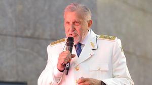 Elena Ceaușescu l-a tras într-un colt pe Ilie Năstase cu o replică uluitoare! „Măi, flăcău, unde te grăbești așa?”. Avea un batic pe cap și l-a blocat cu abordarea ei directă