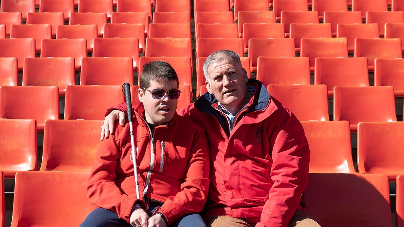 Povestea fanului orb, care „nu vede fotbalul, dar îl simte și îl cântă”