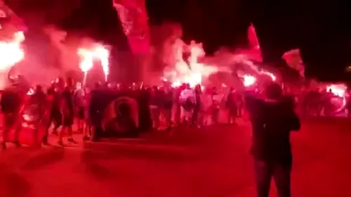 Atmosferă explozivă în miez de noapte! Ultrașii Rapidului au făcut spectacol în fața hotelului unde sunt cazate fetele de la handbal | VIDEO