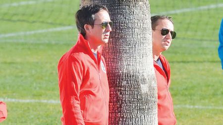 EXCLUSIV: Scandal în paradis!** Managerul Stelei s-a luat de jucători: "Bă, fraierilor, erați pe drumuri fără mine!" Câțiva fotbaliști au sărit să-l BATĂ‚