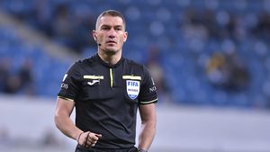 Probleme pentru Istvan Kovacs! Nu a văzut un penalty în Liga Campionilor, la Sevilla - Lille, și a declanșat furia francezilor! | FOTO