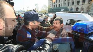 "L-au umilit destul pe Gigi! **E timpul să aresteze interlopii!"