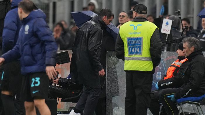 Chivu, eliminat în Inter - Atalanta. Şi-a pierdut cumpătul şi arbitrul i-a dat cartonaş roşu din două galbene