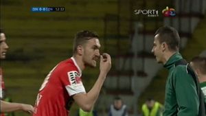 VIDEO INCREDIBIL!** Lui Alexe nu i-a venit să creadă ce se întâmplă! Cel mai CIUDAT cartonaș galben acordat în Liga 1. A făcut ce i-a spus arbitrul și a fost pedepsit: