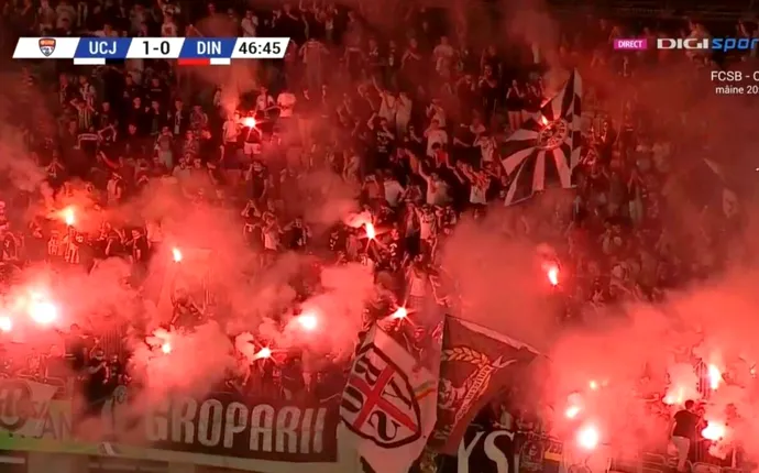 Atmosferă superbă creată de suporterii lui U Cluj la meciul de baraj cu Dinamo! Ce a făcut galeria „șepcilor roșii” | FOTO