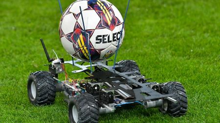 Clubul din Superliga care a încasat 9,7 milioane de euro și amenință FCSB în lupta pentru supremație! Transferurile cu care patronul a făcut o avere în câteva luni