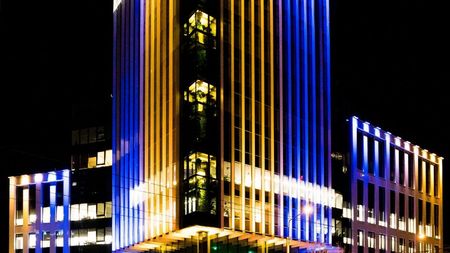 Simbol al Grupului Tiriac îmbrăcat de azi în culorile drapelului Ucrainei!