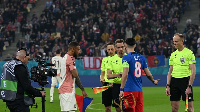 Decizia controversată a arbitrului neamț, care a validat golul lui Lyon cu FCSB, deși pe teren erau două mingi, este corectă! Ce scrie în regulament