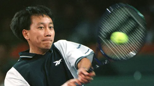 ATUNCI ȘI ACUM | Ne ținea în fața televizorului și le făcea zile fripte greilor tenisului mondial. Acum îl antrenează pe Nishikori. El este Michael Chang! 