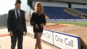 VIDEO** Fotbaliștii de la Mansfield au moralul ridicat! :) Noua lor șefă a fost prostituată și se zvonește că s-a culcat cu jumătate din fotbaliștii din Anglia